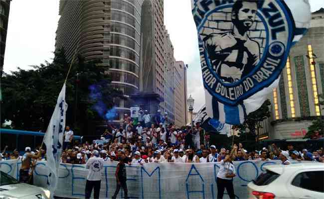 Torcedores do Cruzeiro invadiram a Praa Sete nesta quinta-feira