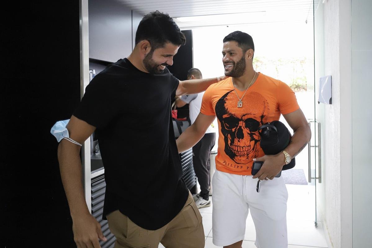 Diego Costa posa com as camisas 1 e 2 do Atltico, faz exames e atividades na academia da Cidade do Galo