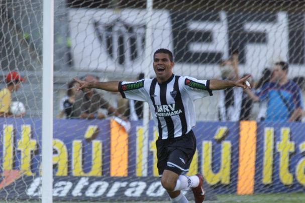 Alessandro (2004) - Chegou do Atlético-PR para o Galo em 2004, estreou em maio e foi o titular até o fim da temporada. Foram 33 partidas e um gol marcado. Após o fim do vínculo, se transferiu para o São Caetano.