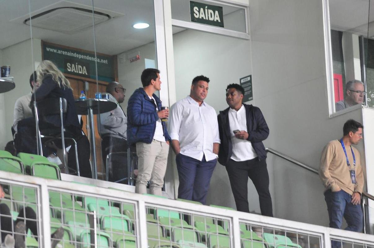 Investidor do Cruzeiro, Ronaldo marca presena em jogo contra o Grmio no Independncia