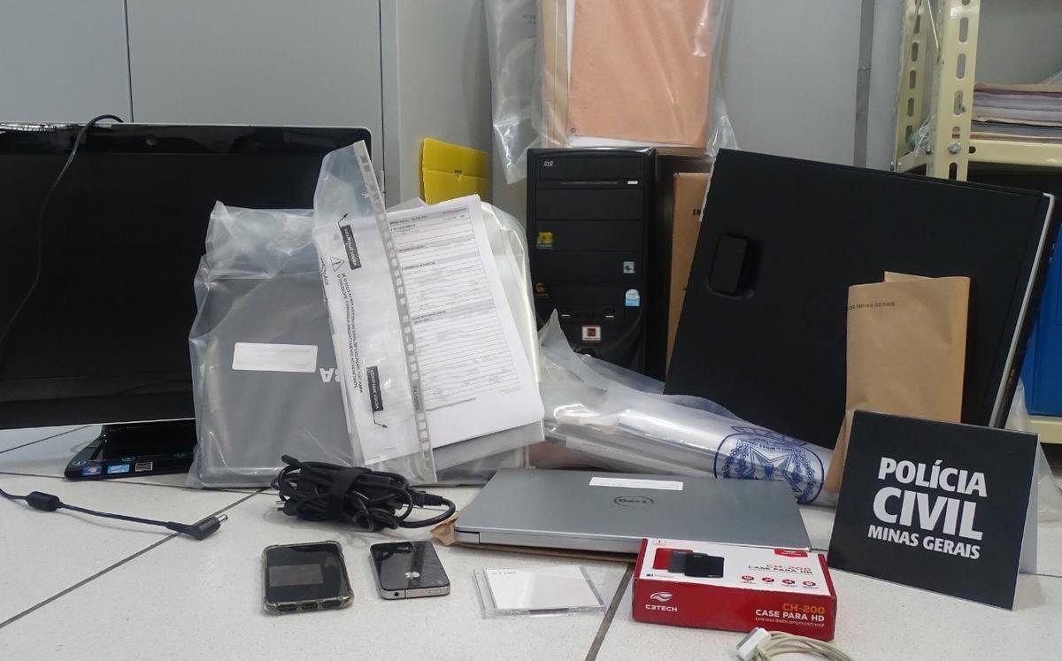 A Polcia Civil de Minas Gerais divulgou fotos da operao Primeiro Tempo, que cumpriu 16 mandados de busca e apreenso na sede do Cruzeiro, nas Tocas da Raposa I e II, na casa de dirigentes do clube e de empresrios que tm negociaes suspeitas com a atual gesto. Cerca de 100 policiais civis estiveram na operao.