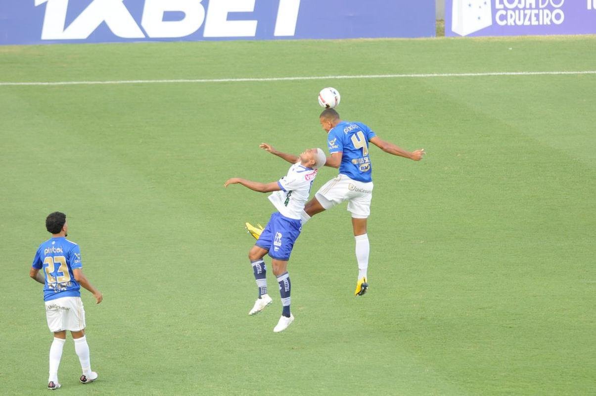 Cruzeiro goleou URT por 3 a 0 no Independncia com gols de Thiago, Machado e Edu em sua estreia no Mineiro. Ronaldo, dono da SAF, assistiu  partida no Horto. Duelo marcou estreia do tcnico uruguaio Paulo Pezzolano