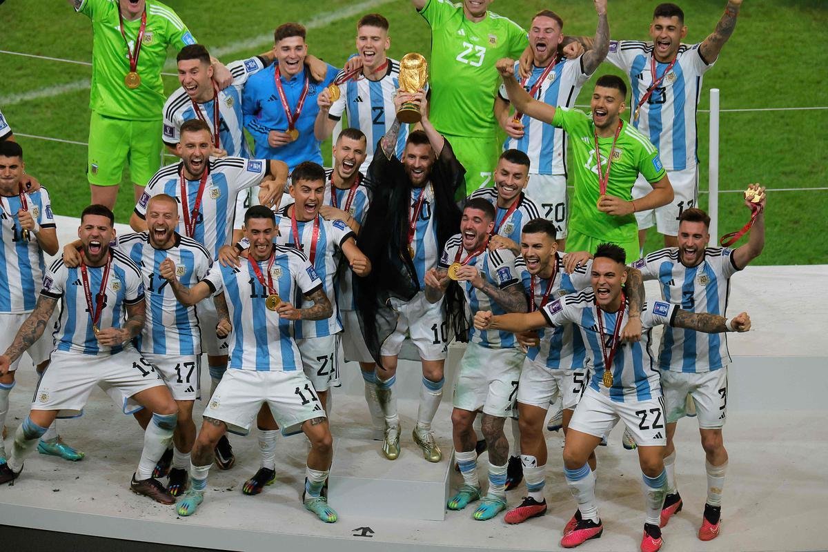 Messi ergue a taa de campeo da Copa do Mundo! Festa da Argentina no Estdio Icnico de Lusail, no Catar, com o tricampeonato mundial