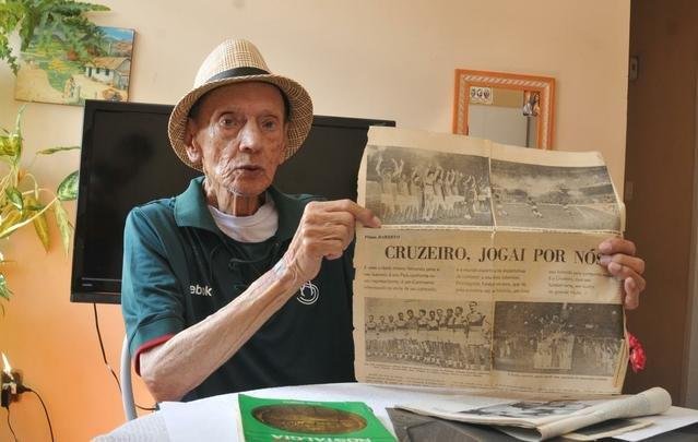 Recortes de jornais, revistas e a prpria memria de Nogueirinha contam parte da histria do Cruzeiro (fotos: Jair Amaral/EM D.A Press)