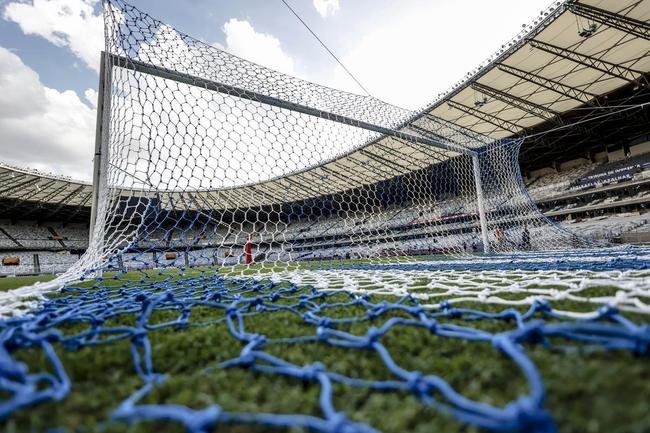Em preliminar de Cruzeiro x Ituano pela Srie B, o time feminino da Raposa, conhecido como Cabulosas, goleou o Araguari por 8 a 0 pela terceira rodada do Campeonato Mineiro Feminino. Equipe cruzeirense estreou o uniforme rosa, confeccionado pela Adidas em homenagem  campanha Outubro Rosa, de conscientizao contra o cncer de mama