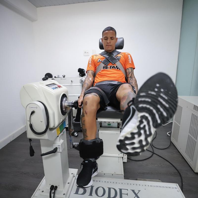 Nesta tera-feira (18), o Atltico realizou o segundo dia de trabalhos na pr-temporada 2022. Novamente com trabalhos fsicos, os atletas fizeram atividades na academia e tambm de corrida nos campos da Cidade do Galo, em Vespasiano. Ausncia, o atacante Jefferson Savarino busca solucionar burocracias para retornar da Venezuela e se juntar ao grupo alvinegro.