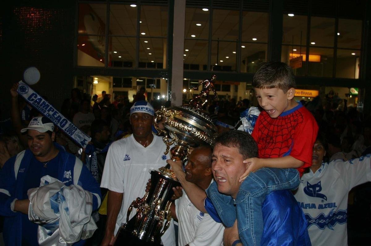 O primeiro passo do Cruzeiro em 2003 para alcanar a histrica Trplice Coroa foi dado em 16 de maro, com a conquista do Campeonato Mineiro de pontos corridos. A taa foi erguida de forma antecipada com a vitria por 4 a 0 sobre a URT, no estdio Zama Maciel, em Patos de Minas, pela 11 rodada. Deivid, Aristizbal, Alex e Maurinho marcaram os gols do triunfo. Em seguida, o elenco deu a volta olmpica, ergueu a taa diante dos cruzeirenses e desfilou em carro aberto pela cidade do interior de Minas. No retorno a BH, naquele mesmo dia, o grupo foi recebido com festa pela torcida no Aeroporto da Pampulha. O Cruzeiro foi campeo estadual invicto. O ltimo jogo foi contra o Tupi, no Mineiro.