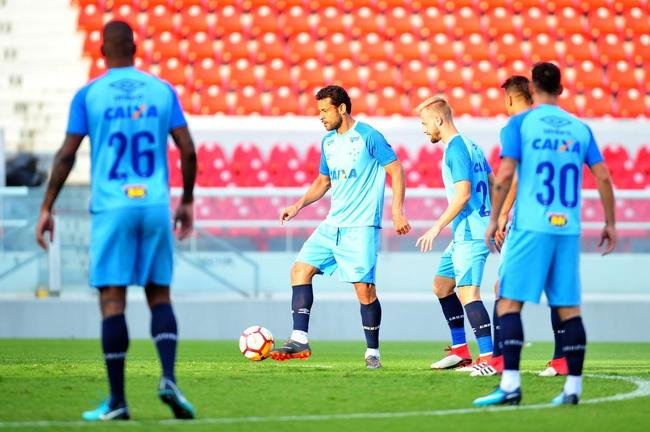 Fotos do treino do Cruzeiro no estdio Libertadores de Amrica, casa do Independiente, em Avellaneda. Time celeste fechou preparao para o jogo contra o Racing, s 21h30 desta tera-feira, no El Cilindro, pela primeira rodada do Grupo 5 da Copa Libertadores (Ramon Lisboa/EM D.A Press)