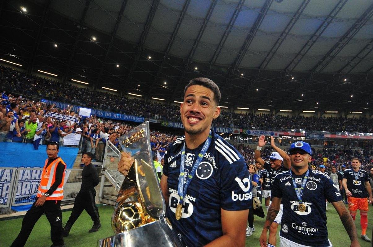 Cruzeiro levanta a taa da Srie B e faz festa no Mineiro