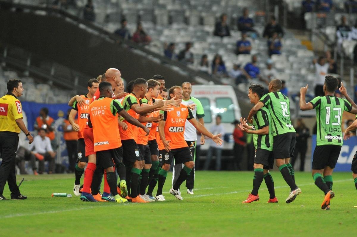 Depois de falha de Ded, americano Christian chutou da intermediria e marcou golao, no ngulo esquerdo de Fbo