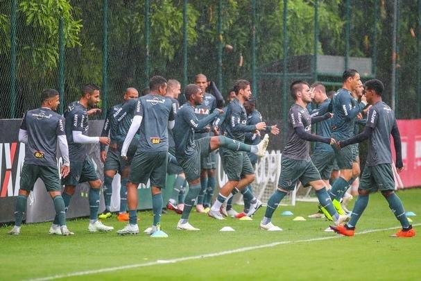 Atltico treinou sob chuva intensa na Cidade do Galo nesta quinta-feira  tarde