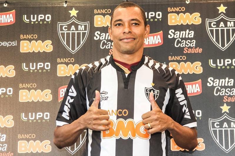 Gilberto Silva - Depois de mais de dez anos, Gilberto Silva voltou ao Atltico em 2013. O volante jogou mais como zagueiro em sua segunda passagem pelo Galo e foi importante na conquista da Copa Libertadores - foi titular nos dois jogos da semifinal. Foram 27 partidas e um gol marcado nessa passagem, que teve dois ttulos conquistados - Mineiro e Libertadores. No fim da temporada, deixou o clube e, pouco tempo depois, acionou o alvinegro na Justia.