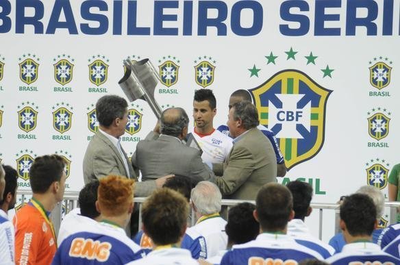 Mesmo com derrota para o Bahia, Cruzeiro fez festa e recebeu o trofu do Brasileiro
