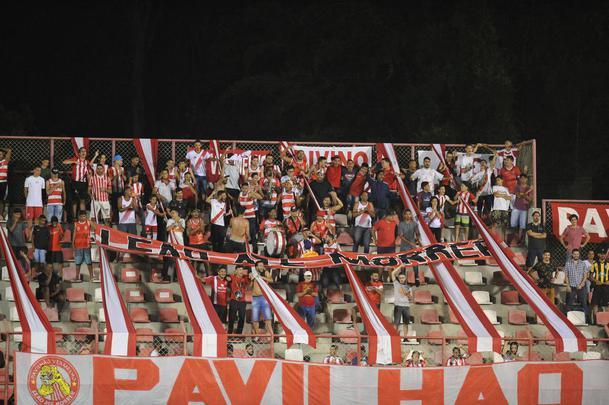 Torcidas de Villa Nova e Amrica no Estdio Castor Cifuentes, em Nova Lima, em duelo pelo Campeonato Mineiro