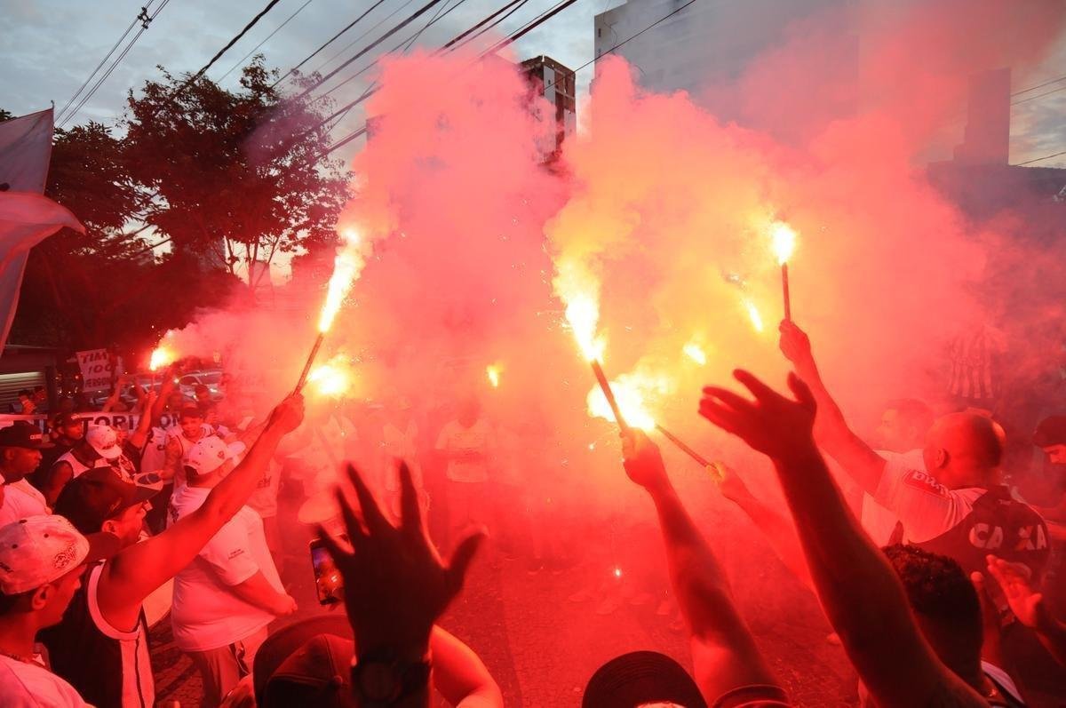Depois de protesto na madrugada, torcedores do Atltico voltaram  sede de Lourdes, em BH, no final da tarde desta sexta-feira para atacar a diretoria do clube e os jogadores. Time foi goleado por 4 a 1 pelo Cerro Porteo na quarta-feira, em Assuno, e passou a ter chances remotas de se classificar s oitavas de final da Copa Libertadores. No domingo, Galo abre final do Mineiro contra o Cruzeiro, no Mineiro. Presso tenta mexer com brios do elenco s vsperas da deciso.