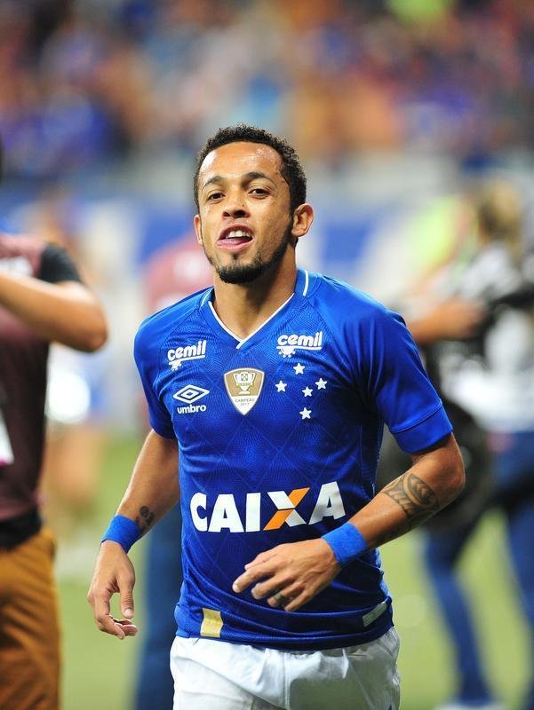 Rafinha entrou na etapa final, 'voou em campo' e marcou os dois gols que fecharam a vitria