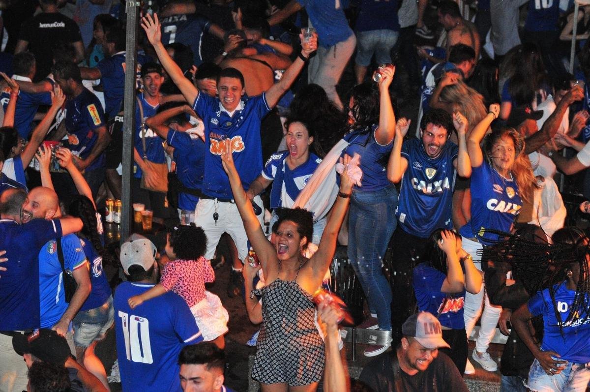 De Confins, jogadores do Cruzeiro hexacampees da Copa do Brasil saram em carro aberto pelas ruas de Belo Horizonte. No Centro da capital, milhares de pessoas aguardavam os jogadores para a festa.