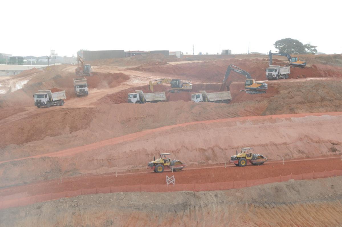 11/8/2020 - Obra de construção da Arena MRV, do Atlético. Além de tratores e caminhões, equipamentos de infraestrutura e tubulações começam a fazer parte da paisagem no terreno onde será erguido o estádio do Galo no Bairro Califórnia, em Belo Horizonte. Já são 113 dias de trabalho. (Juarez Rodrigues/EM/D. A Press)