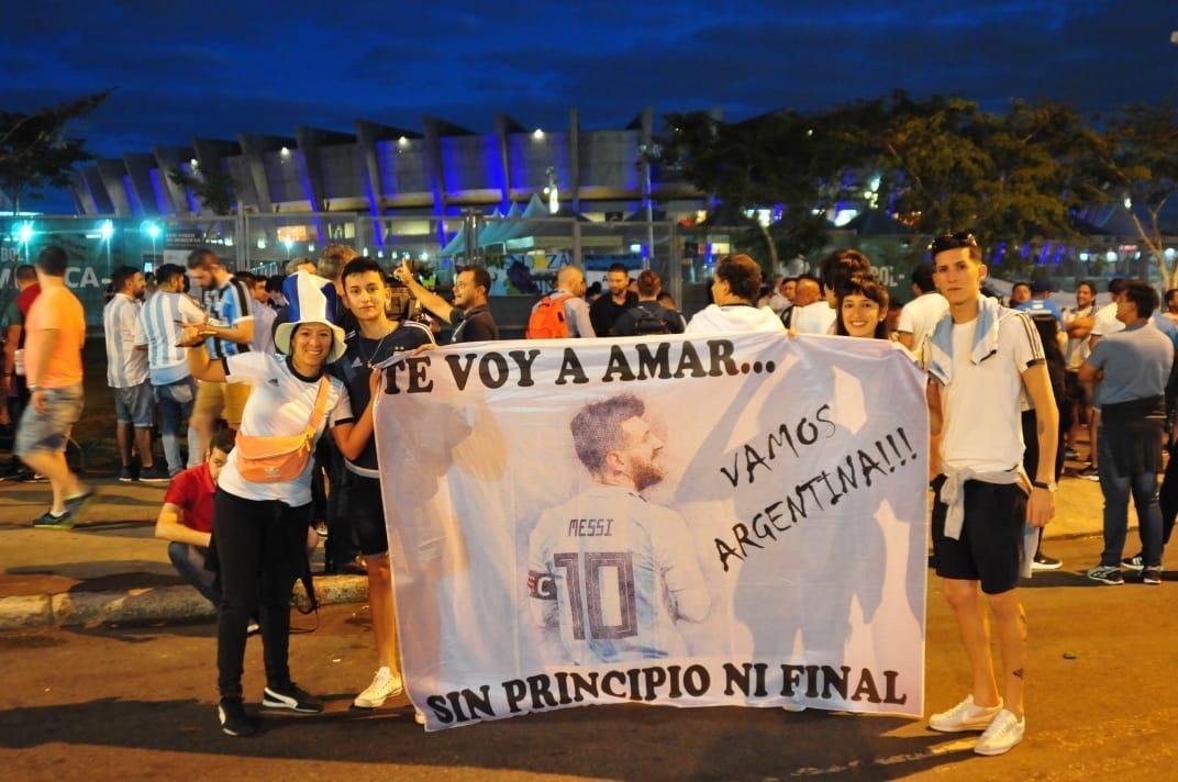 Torcedores de Argentina e Paraguai na chegada ao Minero para duelo pela Copa Amrica