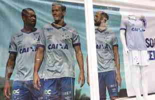 Imagens da nova camisa do Cruzeiro j  venda na loja oficial do clube