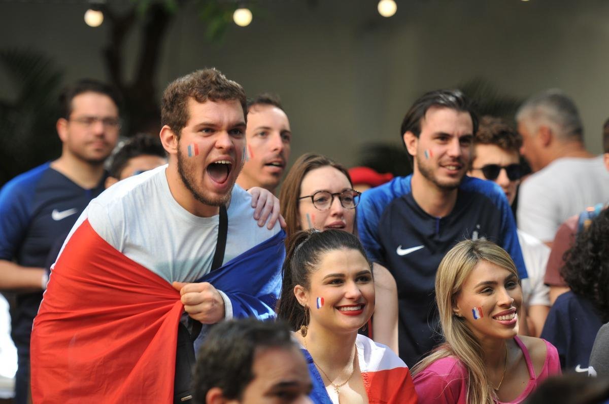 Franceses foram  loucura, em BH, com bicampeonato mundial da seleo na Rssia