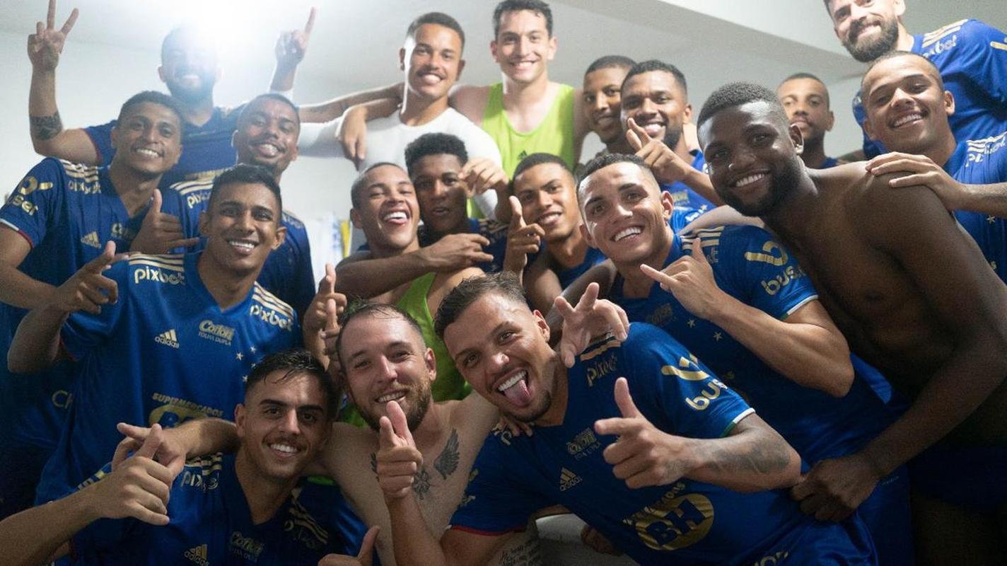 Fotos da goleada do Cruzeiro sobre o Tombense por 3 a 0, neste sbado, no Almeido, em Tombos, pela sexta rodada do Campeonato Mineiro. Time celeste  lder, com 15 pontos. Gols foram de Daniel Jnior, Giovanni e Thiago