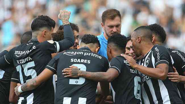 Botafogo: vitória dominante em clássico mostra força em 'vida pós-Castro'