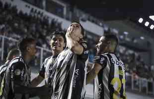 Fotos do jogo entre Santos e Atltico na Vila Belmiro, em Santos, pela 30 rodada do Campeonato Brasileiro