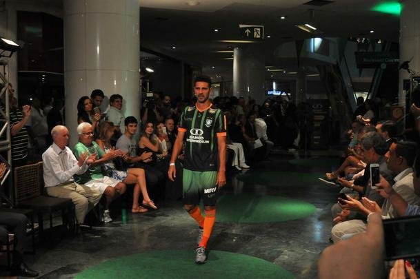 Amrica apresentou coleo de uniformes 2016, desenhados pelo estilista Ronaldo Fraga e produzidos pela Lupo