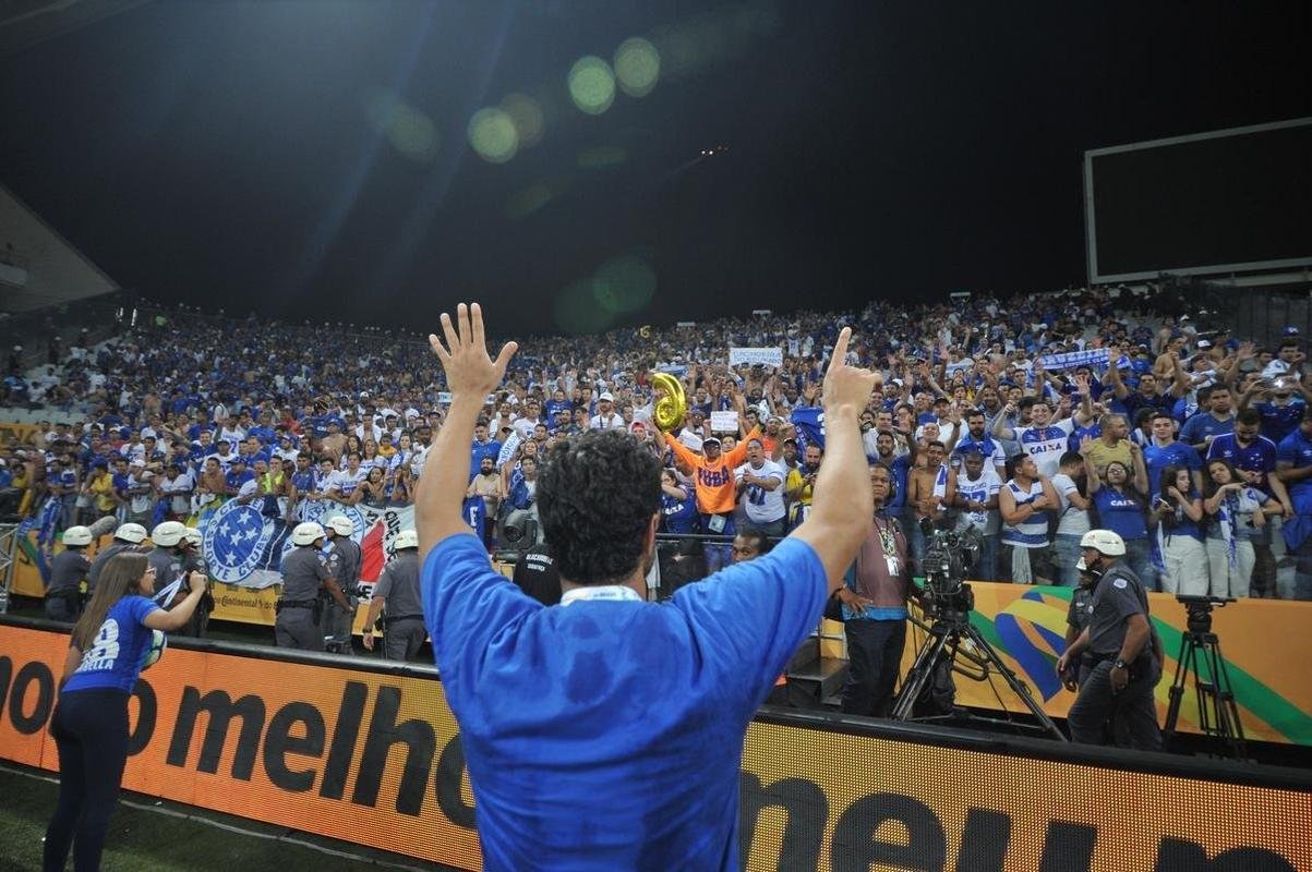 Seja em campo, nas arquibancadas da Arena Corinthians ou nas ruas de Belo Horizonte, os cruzeirenses comemoraram bastante a conquista do sexto ttulo da Copa do Brasil. O clube se tornou o maior vencedor isolado da histria do torneio, deixando para trs o Grmio, que ganhou cinco vezes. Veja as melhores imagens da celebrao de jogadores, dirigentes e torcedores!
