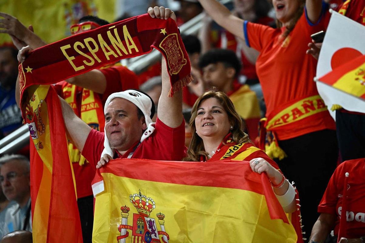 Japoneses e espanhis na partida pelo Grupo E da Copa do Mundo, no Estdio Internacional Khalifa, em Doga