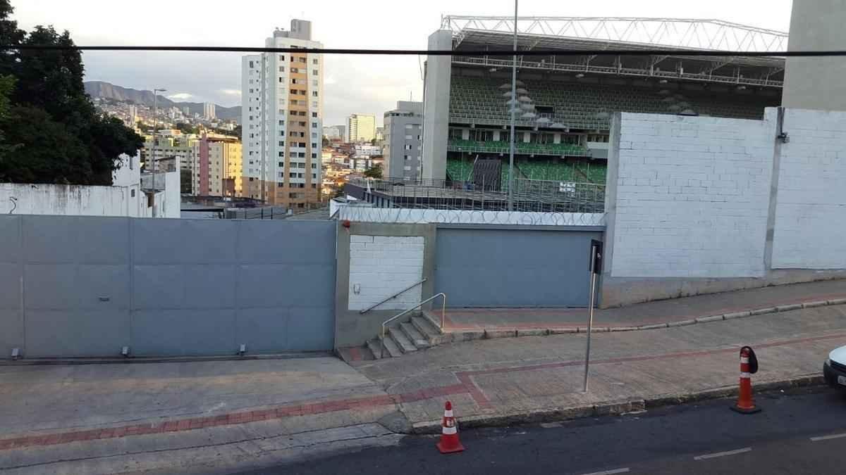 Arquibancada mvel est sendo erguida ao lado dos vestirios do Independncia