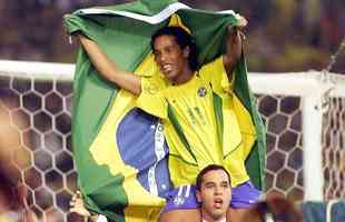 Ronaldinho Gacho  carregado nos ombros aps o ttulo mundial da Seleo Brasileira em 2002 (Coria do Sul e Japo). O craque tambm jogou a Copa de 2006 (Alemanha), seis anos antes de ser contratado pelo Atltico.