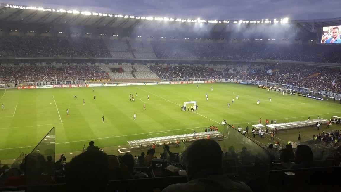 Aps quatro anos, Mineiro voltou a ficar dividido meio a meio com as torcidas de Atltico (e) e Cruzeiro (d)