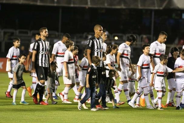 Atlético saiu atrás, conseguiu virada com Róger Guedes e Ricardo Oliveira, mas cedeu empate no Morumbi