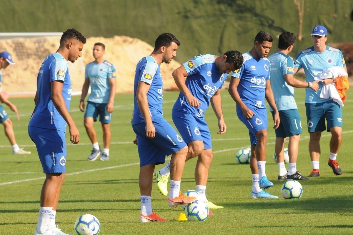 Cruzeiro fez nesta segunda-feira  tarde, na Toca da Raposa II, o ltimo treino em Belo Horizonte antes da partida contra o Internacional, quarta, no Beira-Rio, pela semifinal da Copa do Brasil. O tcnico Rogrio Ceni deve escalar Fbio; Edilson, Ded, Fabrcio Bruno (Leo) e Egdio (Dod); Henrique e Robinho; Marquinhos Gabriel; Thiago Neves e David; Pedro Rocha. Servindo  Seleo Colombiana, Orejuela est fora do jogo.