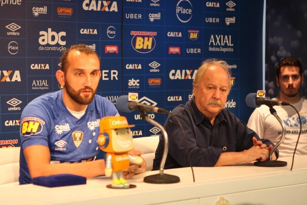 Atacante Barcos, o 'Pirata', vestiu a camisa 28 do Cruzeiro e falou sobre desejo de conquistar muitos ttulos