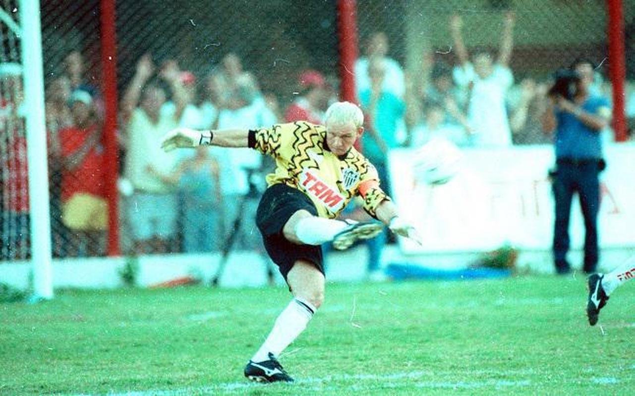 Taffarel - 1995 a 1998: tetracampe�o mundial com a Sele��o Brasileira, Taffarel se tornou �dolo do Atl�tico na d�cada de 1990.  Deixou o clube ap�s a Copa do Mundo de 1998 para defender o Galatasaray, da Turquia. Foram 191 jogos e 203 gols sofridos. Conquistou o  Campeonato Mineiro (1995), a Copa Conmebol (1997) e a Copa Centen�rio BH (1997). 