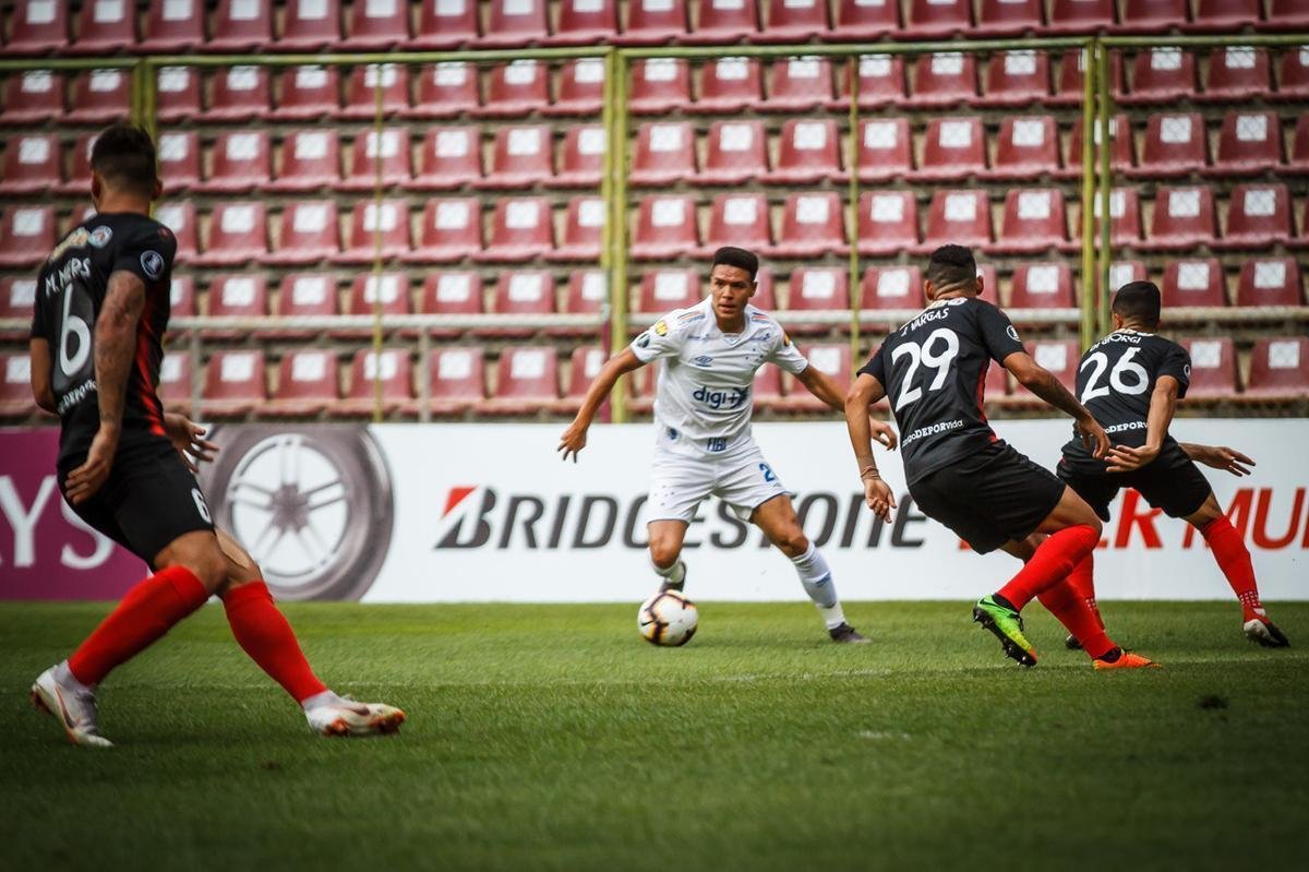 Fotos de Deportivo Lara x Cruzeiro, em Cabudare, na Venezuela, pela quinta rodada do Grupo B da Copa Libertadores