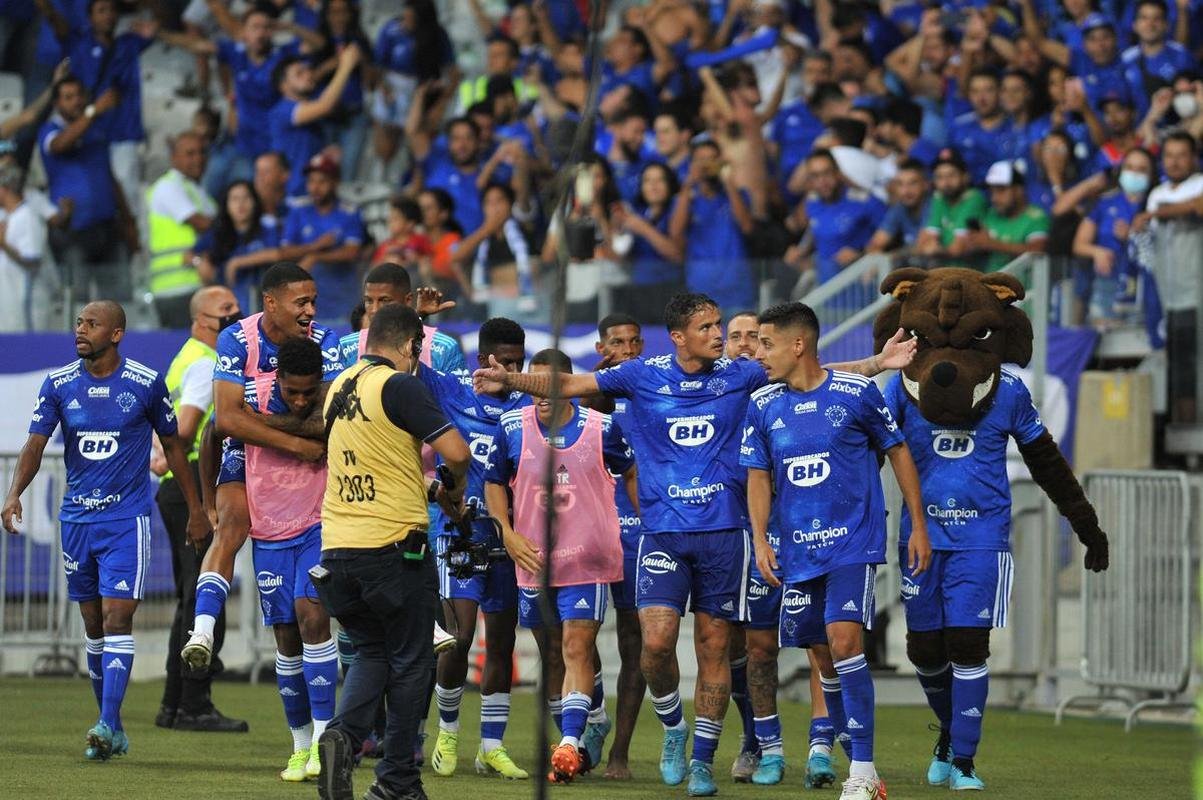 Edu marca gol da vit�ria do Cruzeiro sobre o Brusque, no Mineir�o, pela segunda rodada da S�rie B; veja as imagens da festa da torcida