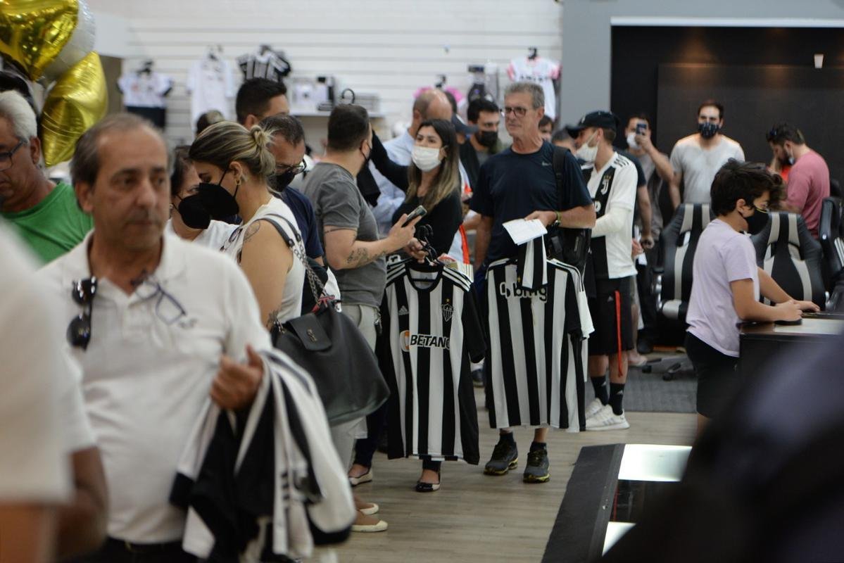Primeiro dia de vendas da nova coleo Adidas, do Atltico, teve movimento intenso de torcedores na Loja do Galo do bairro de Lourdes, em Belo Horizonte