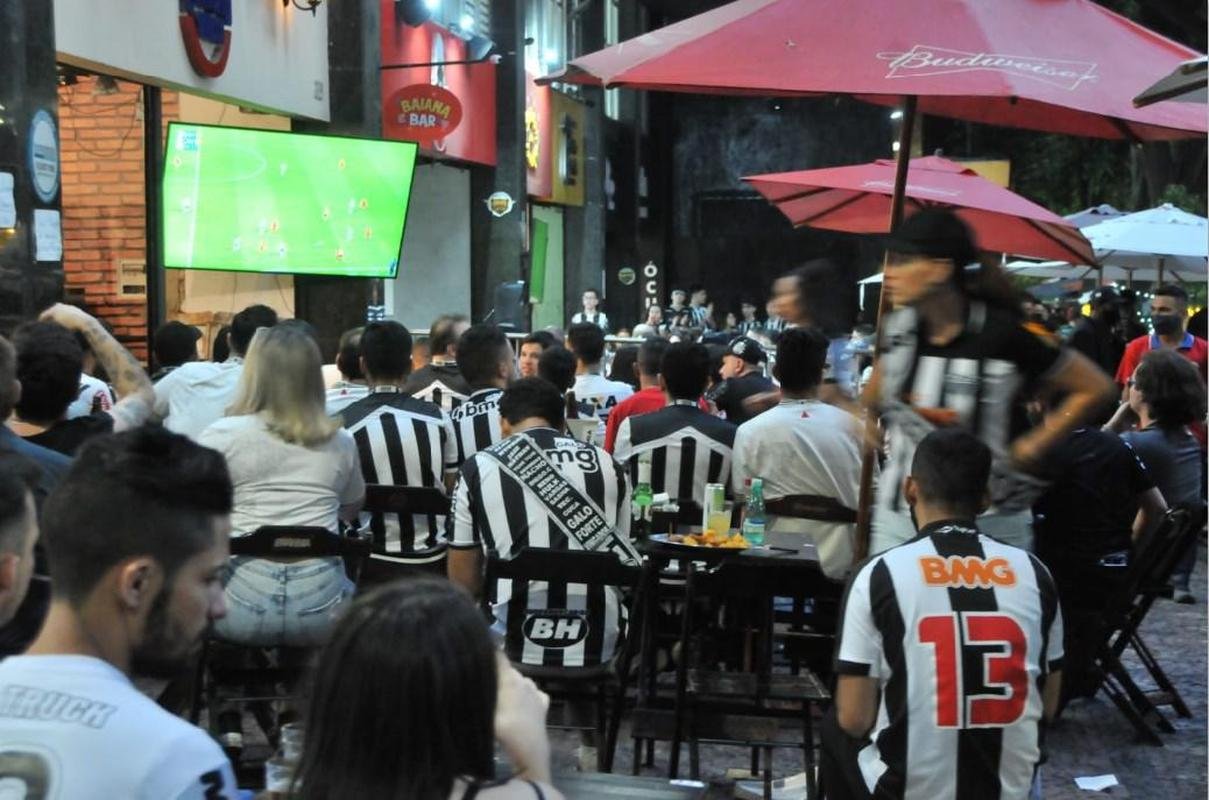 Atleticanos na Savassi durante jogo do ttulo brasileiro contra o Bahia