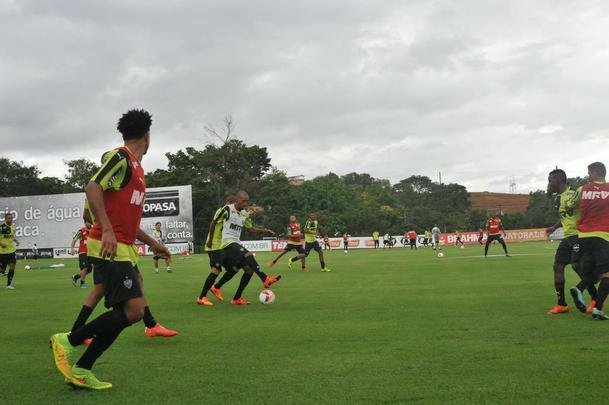 Na Cidade do Galo, atletas foram comandados por Diego Aguirre em primeiro treino do ano