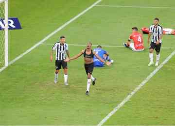 Time de Tombos saiu na frente com Rubens, mas o Galo virou com os gols de Eduardo Sasha e Keno, no último lance da partida