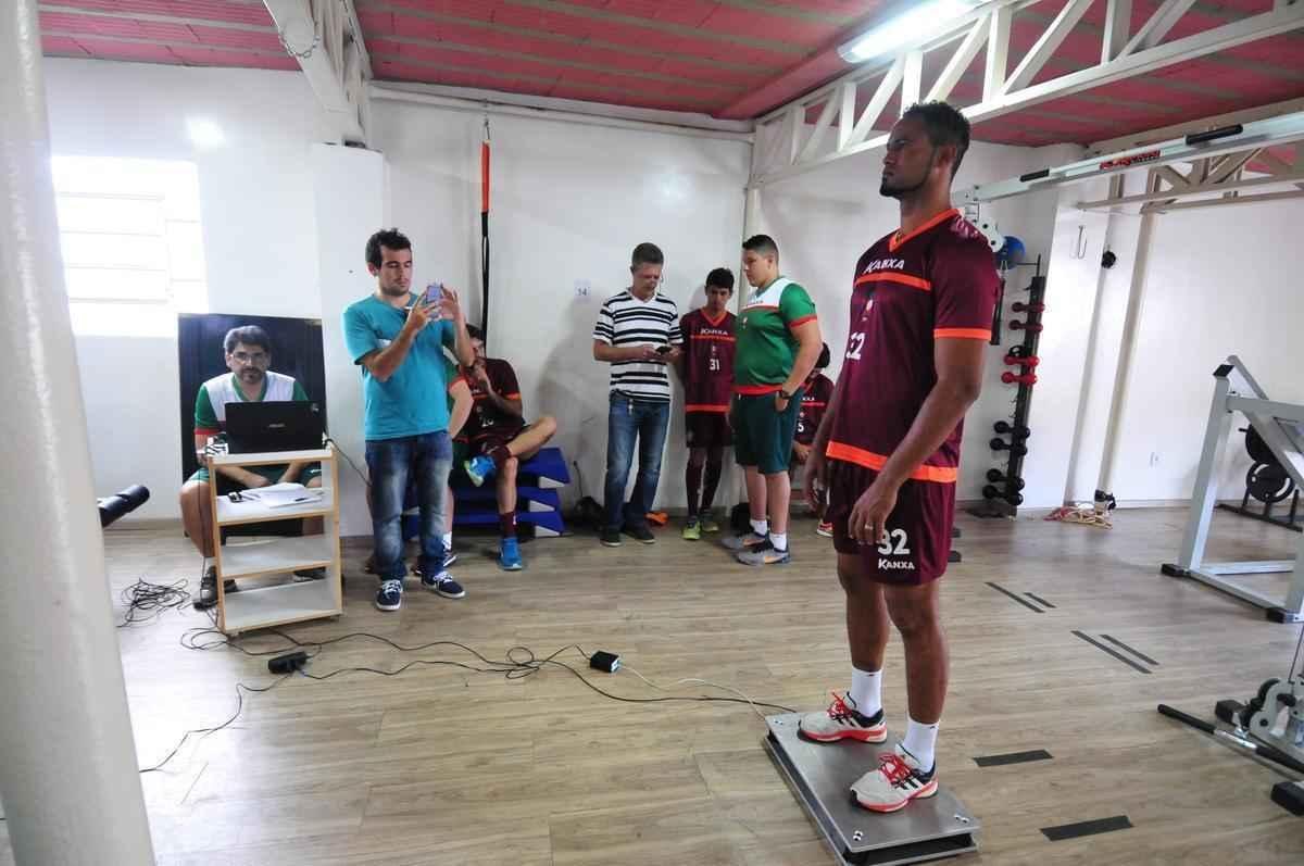 Torcedores do Boa Esporte foram na tarde desta tera-feira ao Estdio Municipal Rubro Negro para tirar selfies com o goleiro Bruno. Jogador realizou teste fsicos no local