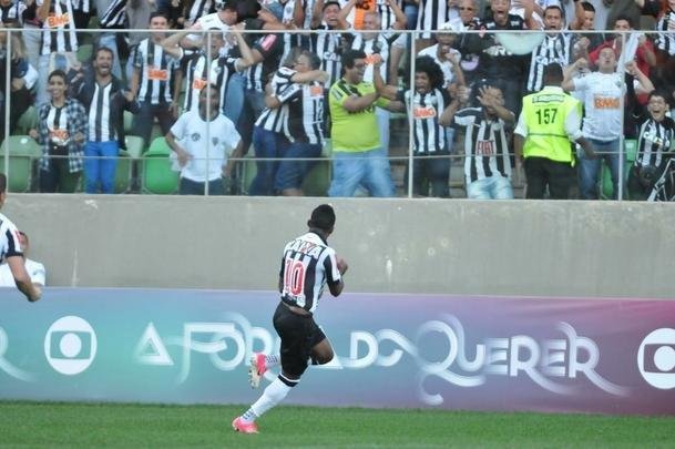 Ainda no primeiro tempo, o Atltico virou, com gols de Cazares, de falta, e Fred: 2 a 1