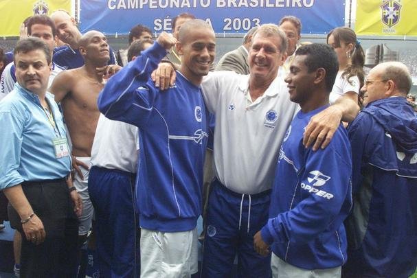 Com o ttulo brasileiro confirmado, o Cruzeiro fez no dia 7 de dezembro de 2003 o jogo da taa e das faixas contra o Fluminense, no Mineiro. Com show de Alex, autor de dois gols, o time celeste goleou os cariocas por 5 a 2 e promoveu nova festa da torcida azul em Belo Horizonte. Jogadores finalmente ergueram a taa oficial do Campeonato Brasileiro, cedida pela CBF, e deram a volta olmpica. Os campees brasileiros de 1966 tambm participaram das comemoraes no Gigante da Pampulha.