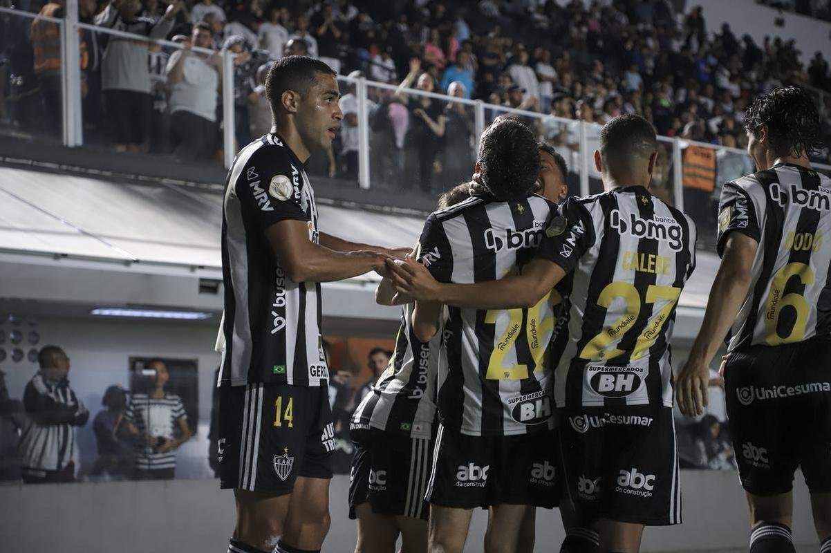 Fotos do jogo entre Santos e Atltico na Vila Belmiro, em Santos, pela 30 rodada do Campeonato Brasileiro
