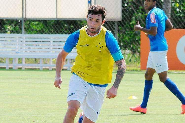 Eugenio Mena (lateral-esquerdo) - apesar da experincia de ter sido titular da Seleo Chilena na Copa do Mundo de 2014, o jogador no se firmou no Cruzeiro, tendo disputado somente 26 jogos em 2015.