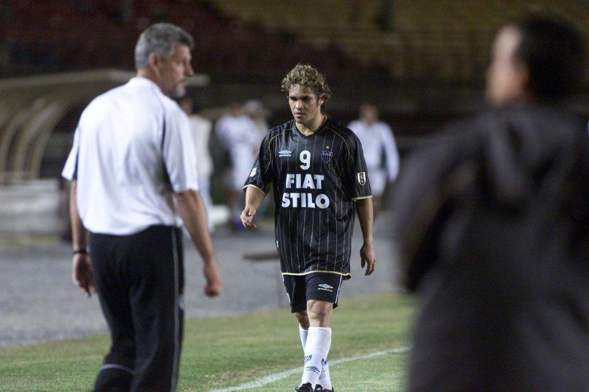 2003 - Uniforme produzido pela Umbro